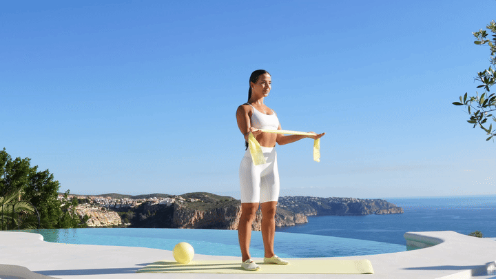 Lessie Fitness performing banded waiter