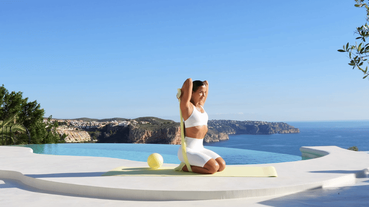 Lessie Fitness performing banded kneeling French press