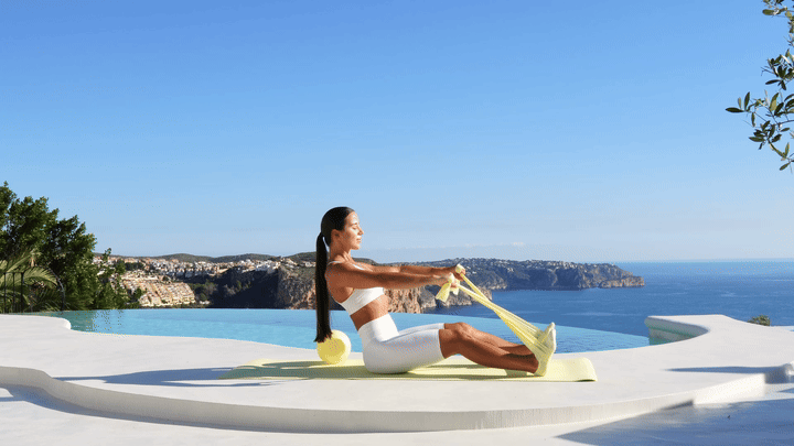 Lessie Fitness performing seated banded rows