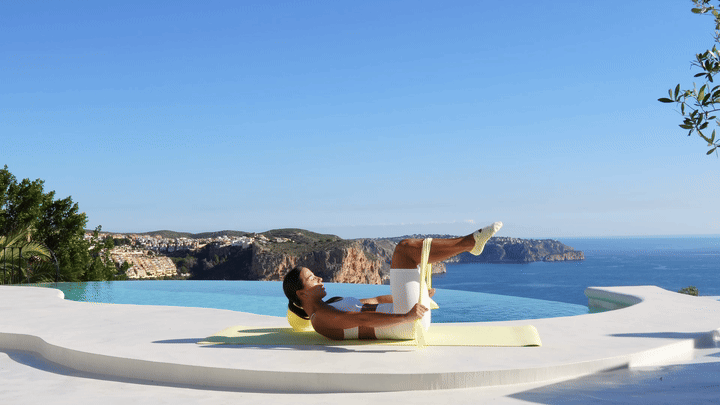 Lessie Fitness performing modified hundred