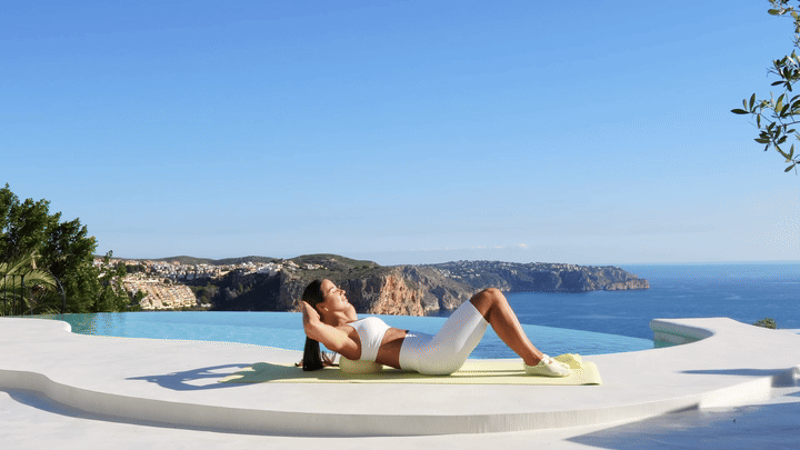 Lessie Fitness performing side to side twists