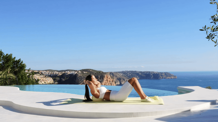 Lessie Fitness performing alternating knee crunches