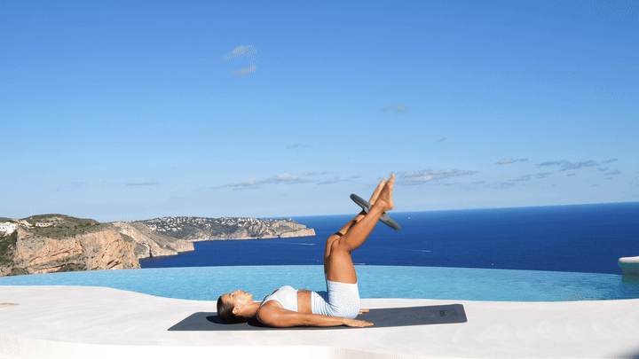 Lessie Fitness performing supine knee extensions