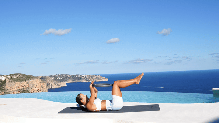 Lessie Fitness performing tabletop crunches