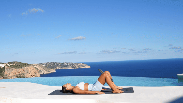 Lessie Fitness performing supine knee raises