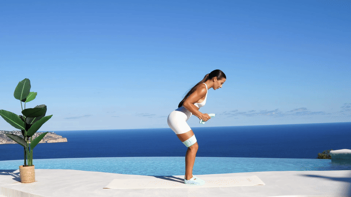 Lessie Fitness performing tricep kickbacks