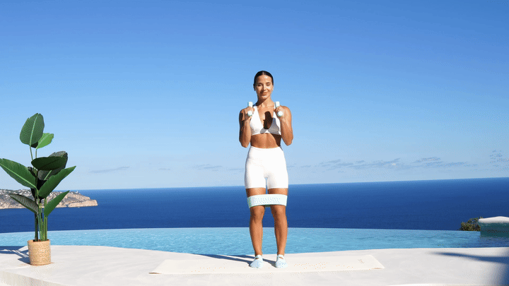 Lessie Fitness performing side step shoulder presses