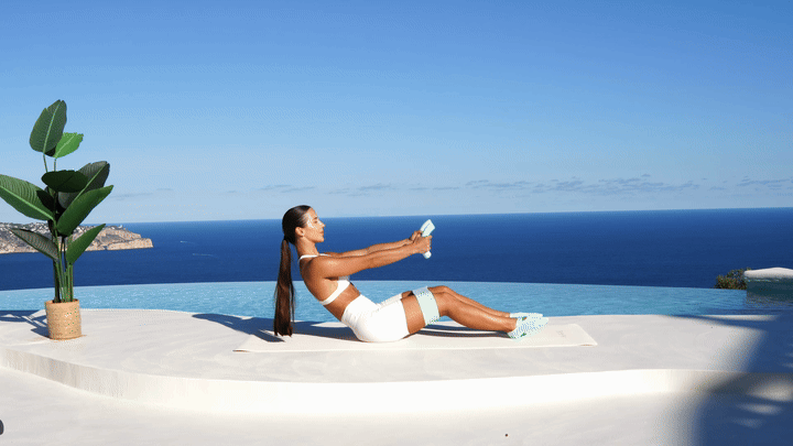 Lessie Fitness performing knee lifts