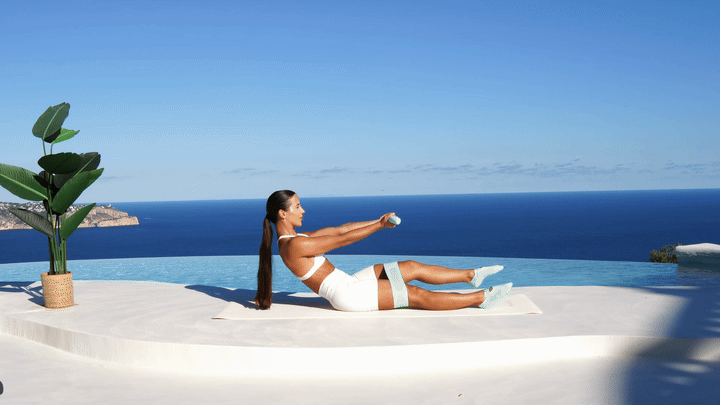 Lessie Fitness performing curls with knee pull