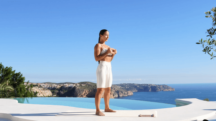 Lessie Fitness performing squats