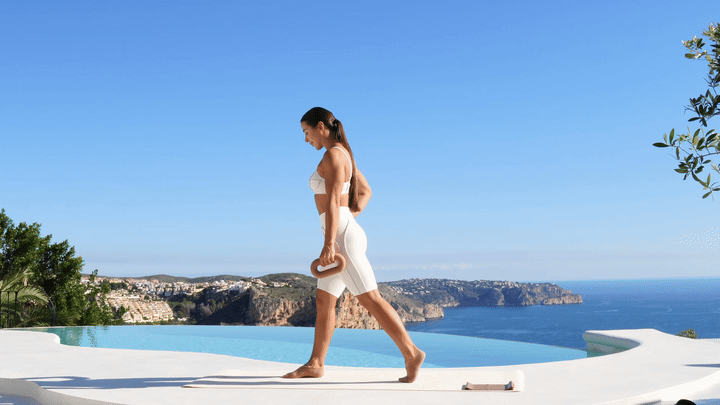 Lessie Fitness performing lunges with deadlifts (right leg)