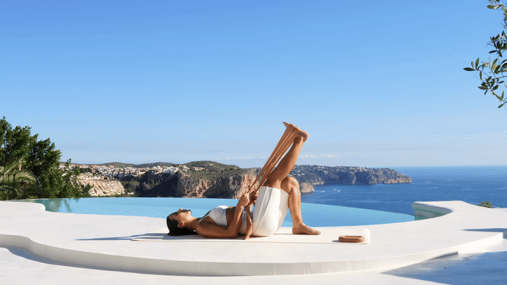 Lessie Fitness performing single leg (left leg)