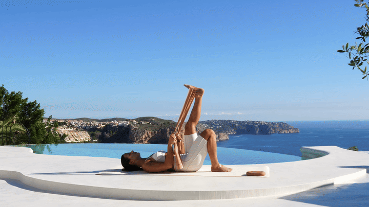 Lessie Fitness performing single leg (left leg)