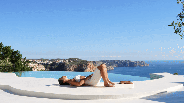 Lessie Fitness performing weighted bridges