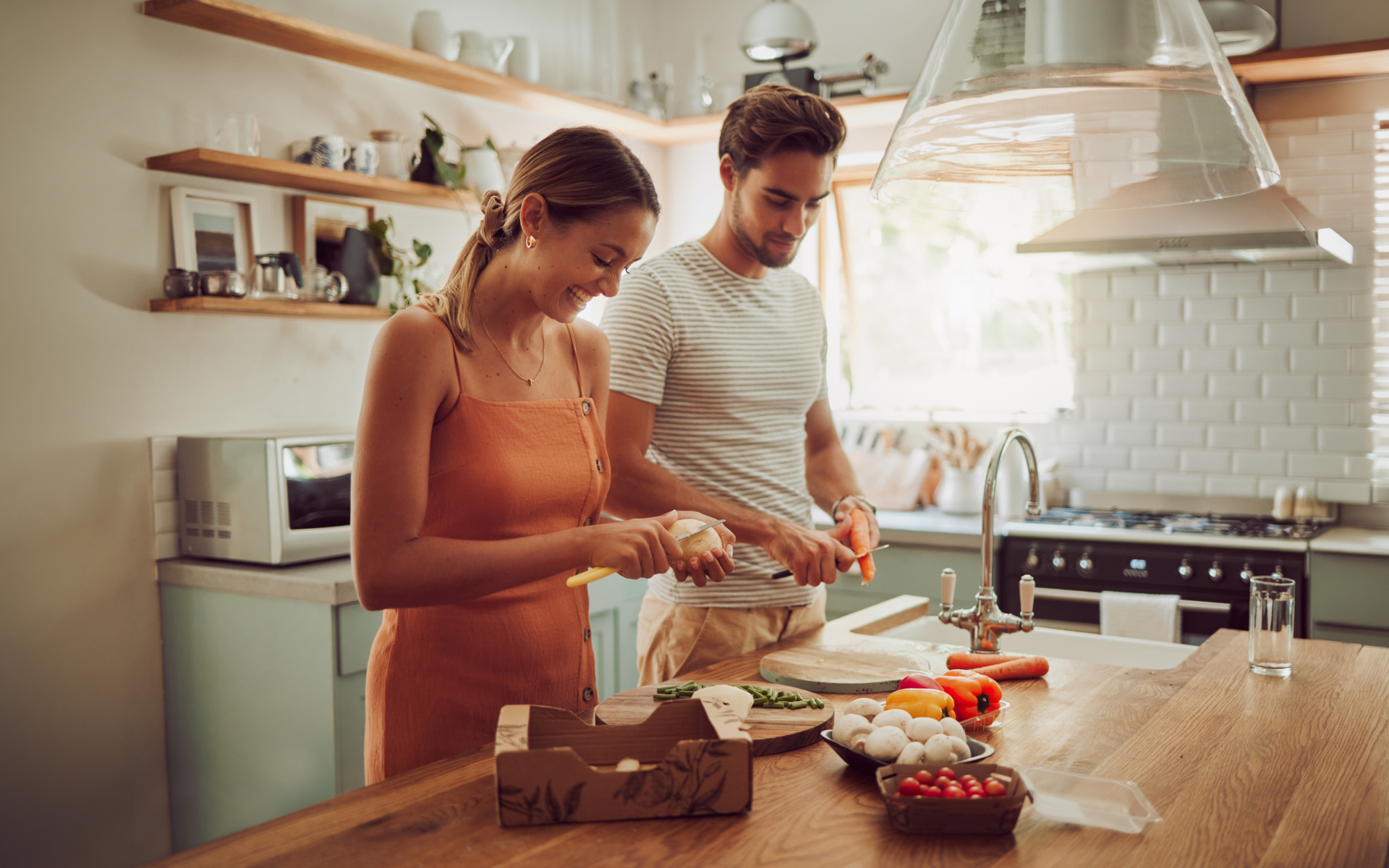 Couple preparing fresh vegetables in a kitchen for a balanced first meal after fasting.