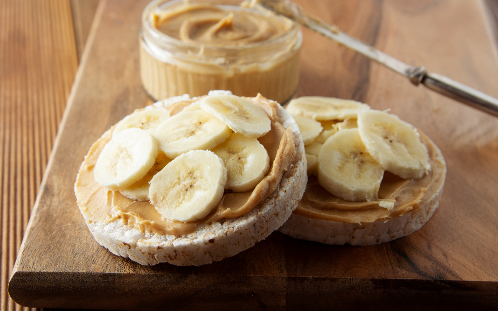Rice cakes with peanut butter and banana as high protein vegetarian meals for weight loss.